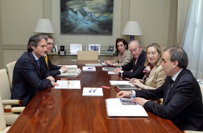 El alcalde se reúne con la ministra Ana Pastor en Madrid