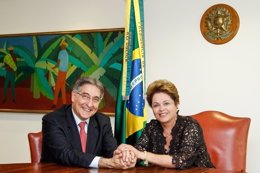 La presidenta de Brasil, Dilma Rousseff, con el ministro Fernando Pimentel