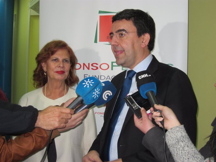 Los socialistas Mario Jiménez y Carmen Alborch, en Huelva. 