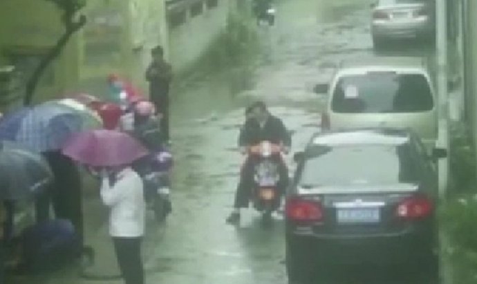 Un hombre tira y deja atrapada a una mujer bajo una alcantarilla 