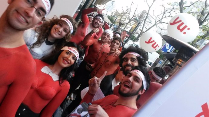 Usuarios de Vodafone practicando el 'bodypainting' ante la tienda de Córdoba
