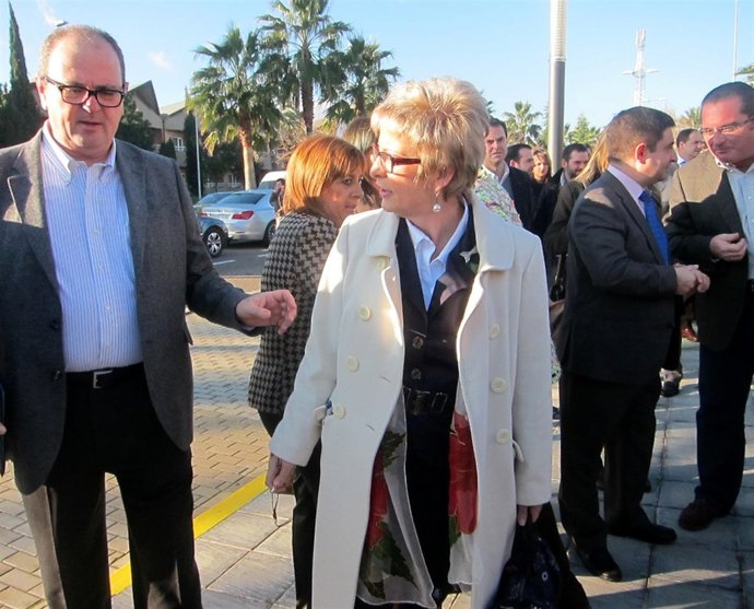 Elena Víboras (d), a su llegada al desayuno-coloquio 'Jaén, Nuevo Milenio'.