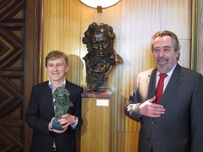 Gaizka Urresti ha mostrado su premio Goya al alcalde Juan Alberto Belloch