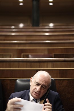 Jorge Fernández Díaz, hablando por teléfono en el hemiciclo