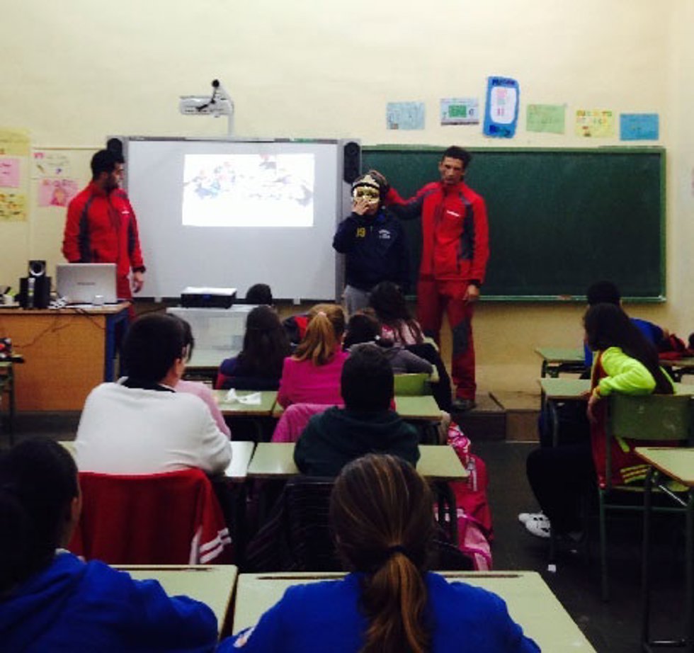 Miembros de la UCR en un instituto