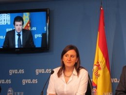 La consellera de Educación, María José Català, en la rueda de prensa del pleno  