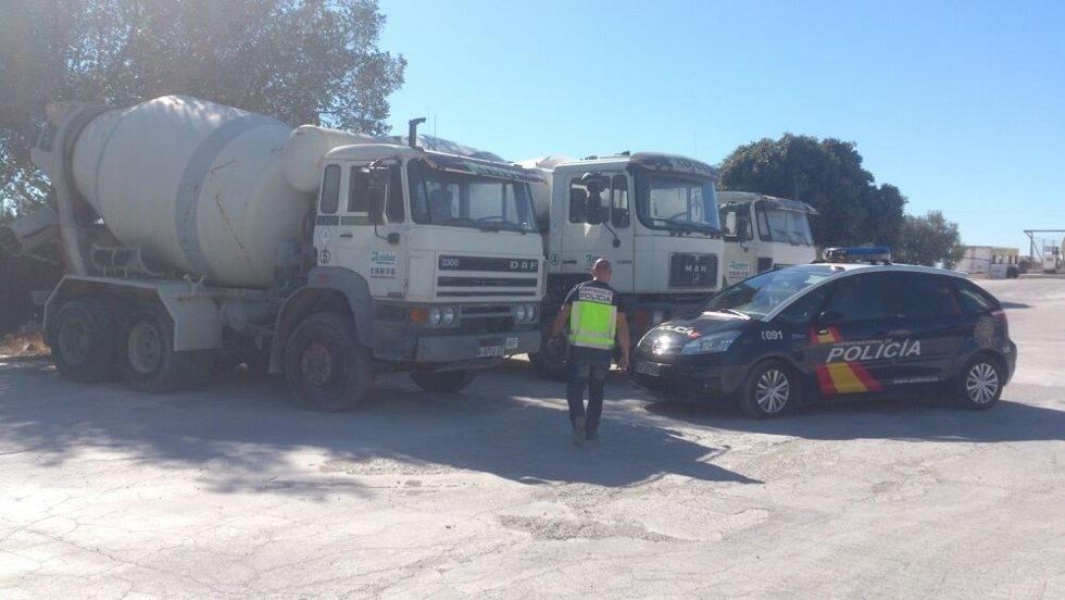 Los ladrones se llevaban el combustible de los vehículos estacionados