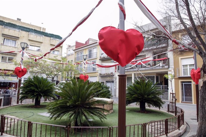 Gandia anima a colocar el "candado del amor" en la rehabilitada Plaza Loreto. 