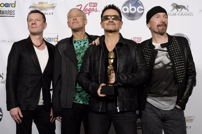 Los Componentes Del Grupo Irlandés U2 Posan Con Un Premio