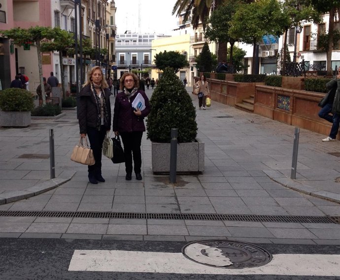 María del Carmen Rodríguez Hornillo junto a los bolardos que su grupo denuncia