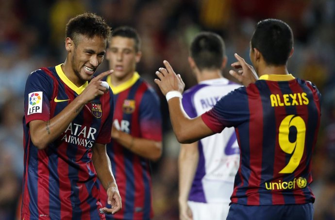 Neymar y  Alexis Sánchez celebran su actuación ante el Valladolid
