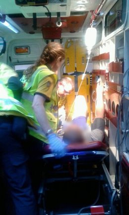Atención al herido en la ambulancia