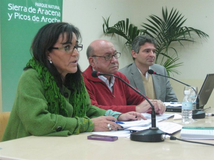 La delegada de Agricultura en Huelva, Josefa González Bayo, en Almonaster.
