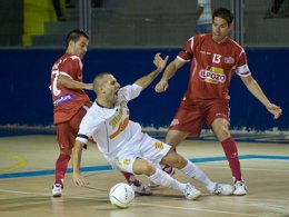 Kike y Dani Salgado pelean un balón en el Marfil-ElPozo