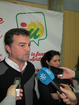 Maíllo atiende a los periodistas junto a Amanda Meyer