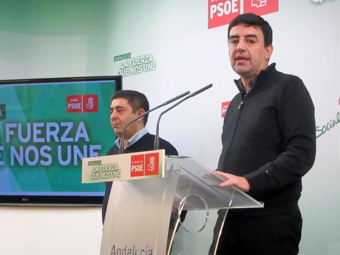 Mario Jiménez (d), junto a Francisco Reyes, en la rueda de prensa. 