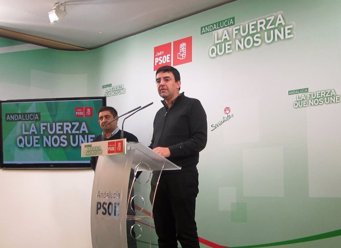 Mario Jiménez, junto a Francisco Reyes, interviene en la rueda de prensa.