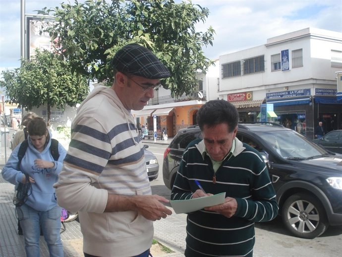 Eduarzo Zorrilla, de IU, recoge firmas contra la nueva tarifa del agua