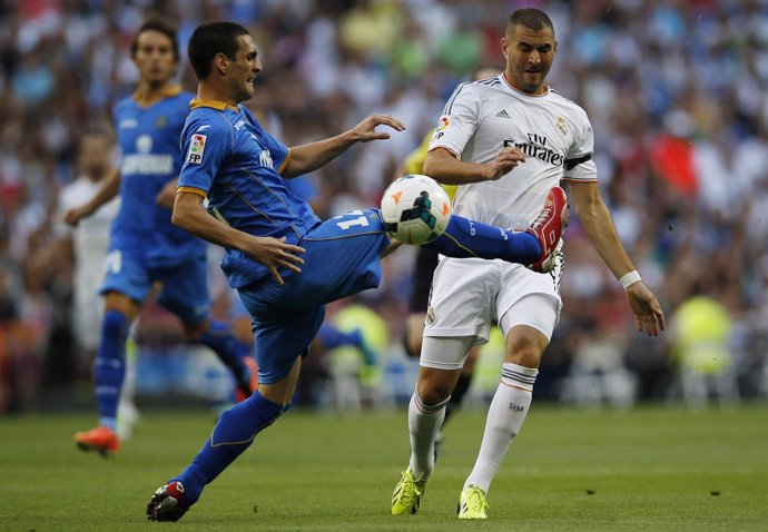 Karim Benzema ante un jugador del Getafe
