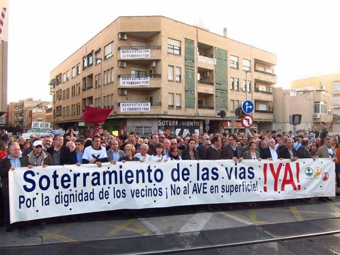 La cabecera de la marcha a la altura del paso a nivel de Santiago el Mayor