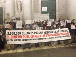 Manifestación a la puerta de la Catedral
