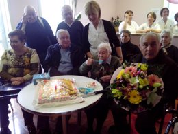 Josefa Alvárez prueba su tarta rodeada de familiares y trabajadores del centro