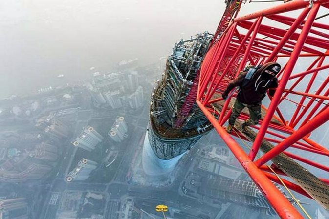 La torre más alta de Shanghai escalada de forma clandestina 