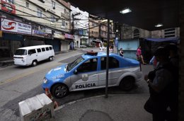 Vigilancia policial en Rocinha, la favela más grande de Río de Janeiro