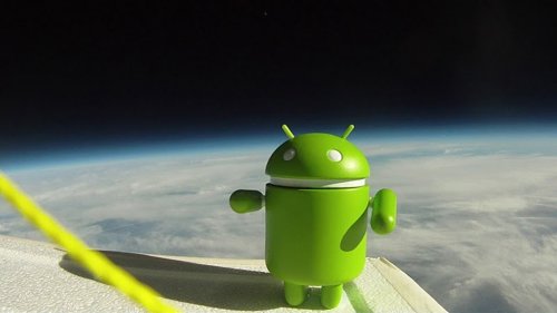Muñeco Android en el espacio