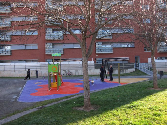 Imagen de la nueva zona de juegos infantiles en la Plaza Miguel Hernández