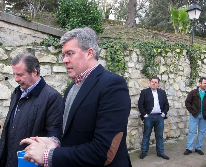 Fernández de Moya (d), con García Anguita, antes de atender a los periodistas.