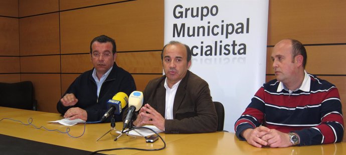 Pedro López junto a José Ros e Ignacio García, del PSOE