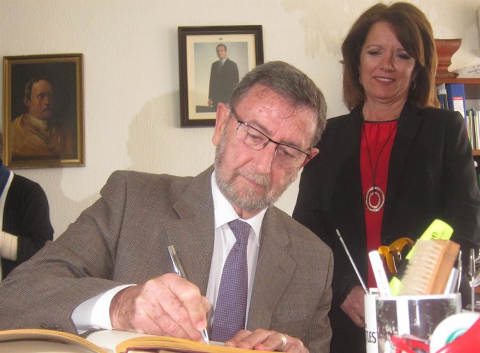 Manuel Gracia con la delegada de Educación de la Junta en Córdoba, Manuela Gómez
