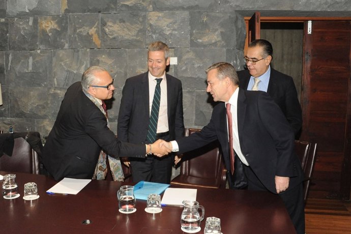 Manrique (c), en el acto con Rivero