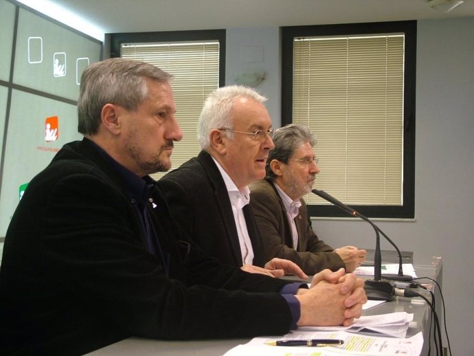Willy Meyer y Cayo Lara con Adolfo Barrena de fondo