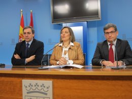 La consejera de Familia explica la reordenación de su departamento