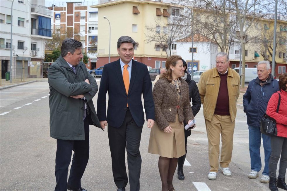 Lorite y Ruiz con representantes vecinales en la calle Reina Mercedes