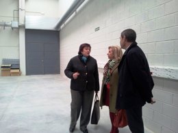 Dolores Serrat, en el centro, ha visitado el Centro