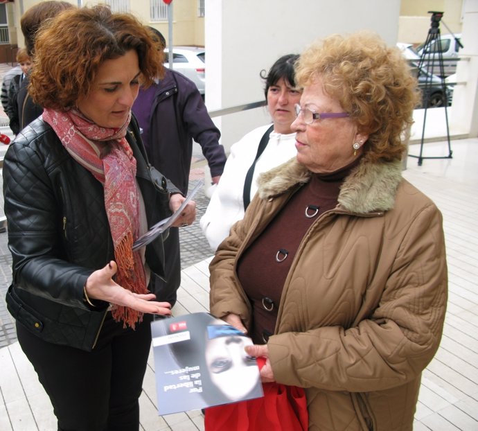 La socialista Pilar Serrano reparte folletos contra la reforma del aborto