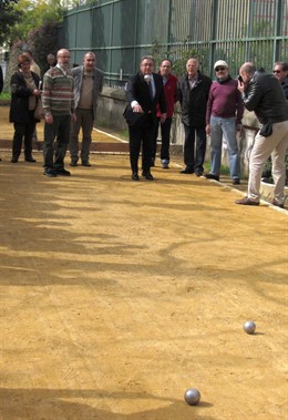 El alcalde de Sevilla, Juan Ignacio Zoido, jugando a la petanca