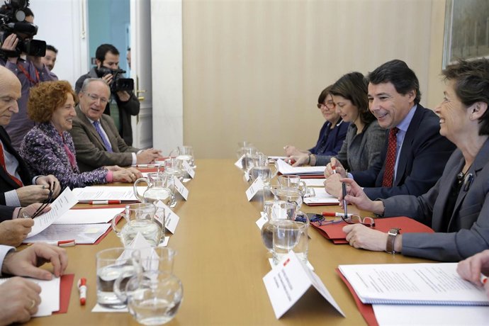 Ignacio González con historiadores