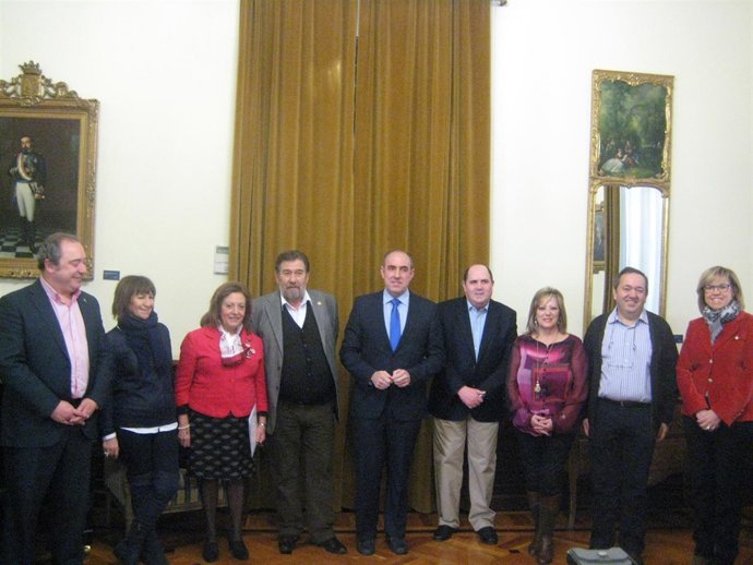 Hernández (C) con los representantes de las seis entidades