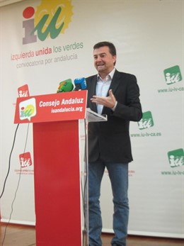 El coordinador general de IULV-CA, Antonio Maíllo, en rueda de prensa