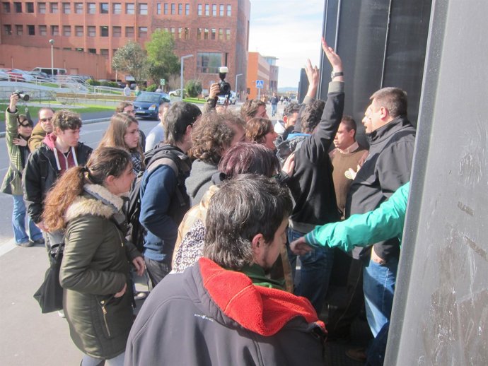 Un grupo de persanas trata de boicotear la intervención de Diego en la UC