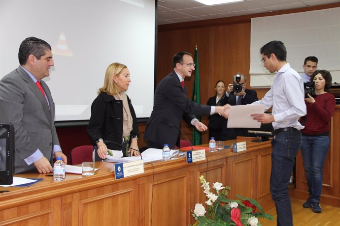 Uno de los alumnos recoge su diploma de manos de José María García de los Ríos