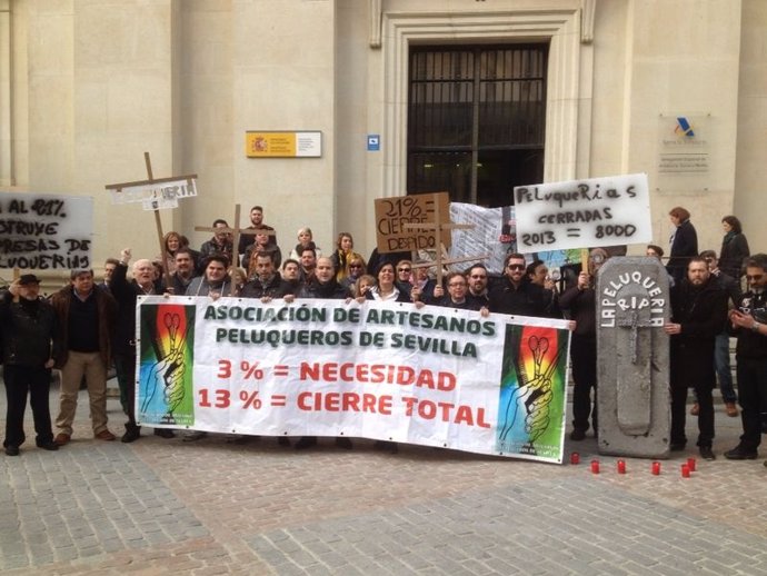 Concentración de peluqueros en Sevilla contra la subida del IVA