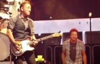 Springsteen y Vedder versionan a AC/DC