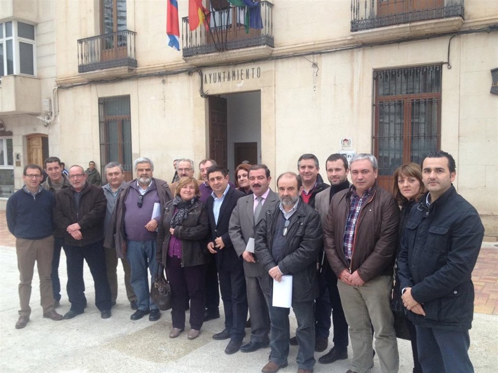 Reyes, en el centro, con alcaldes de las comarcas de Segura y Las Villas.