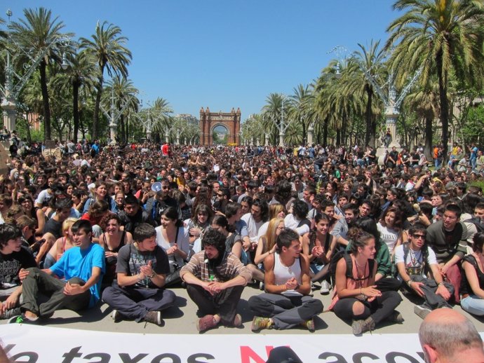 Miles De Estudiantes Se Manifiestan En Barcelona Con Los Recortes
