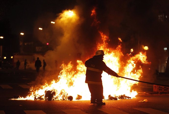 Bomberos En Los Disturbios Del River